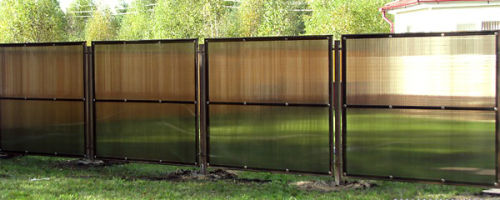 Прозрачный забор на металлическом каркасе своими руками